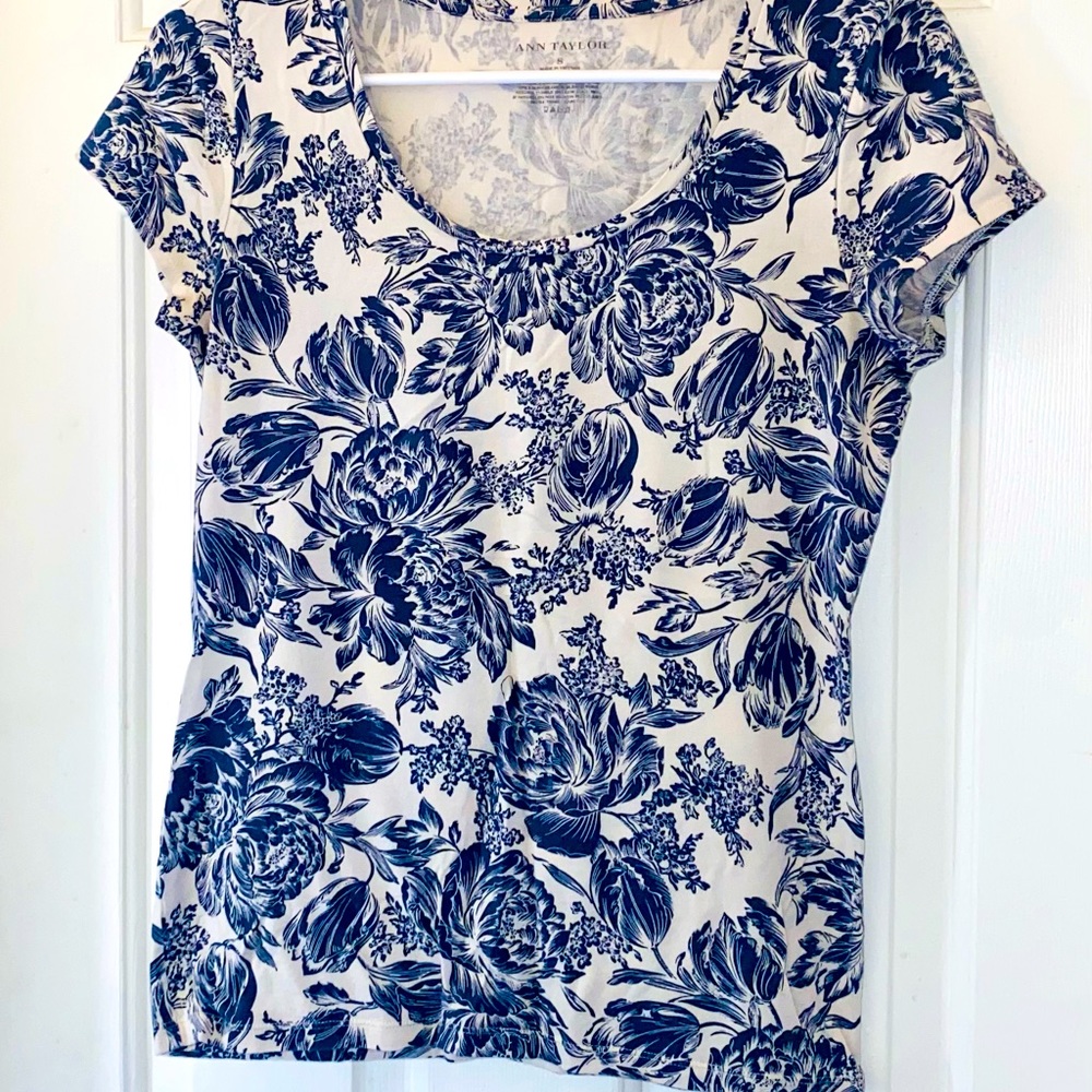 Ann Taylor small floral print scoop neck shirt